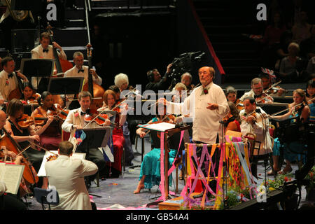 Sir Roger Norrington (à droite) dirige l'Orchestre symphonique de la BBC et Bryn Terfel, basse-baryton galloise, se produit à la dernière nuit des Proms au Royal Albert Hall, Londres. Banque D'Images