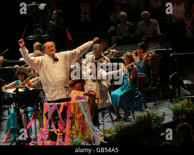 Sir Roger Norrington dirige l'orchestre symphonique de la BBC et Bryn Terfel, basse-baryton gallois, se produit à la dernière nuit des Proms au Royal Albert Hall, Londres. Banque D'Images