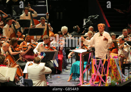 Sir Roger Norrington (à droite) dirige l'Orchestre symphonique de la BBC et Bryn Terfel, basse-baryton galloise, se produit à la dernière nuit des Proms au Royal Albert Hall, Londres. Banque D'Images