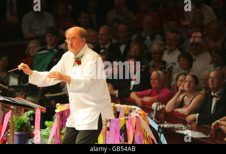 Sir Roger Norrington dirige l'orchestre symphonique de la BBC et Bryn Terfel, basse-baryton gallois, se produit à la dernière nuit des Proms au Royal Albert Hall, Londres. Banque D'Images