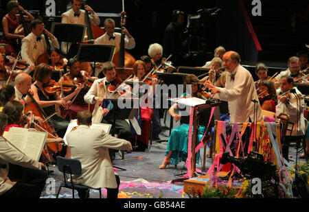 Sir Roger Norrington (à droite) dirige l'Orchestre symphonique de la BBC et Bryn Terfel, basse-baryton galloise, se produit à la dernière nuit des Proms au Royal Albert Hall, Londres. Banque D'Images