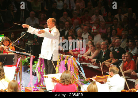 Sir Roger Norrington dirige l'orchestre symphonique de la BBC à la dernière nuit des Proms au Royal Albert Hall, Londres. Banque D'Images