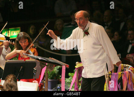 Sir Roger Norrington dirige l'orchestre symphonique de la BBC à la dernière nuit des Proms au Royal Albert Hall, Londres. Banque D'Images