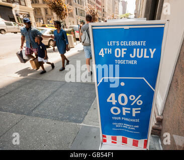 L'écart de la publicité pour leurs ventes du 4 juillet à New York, le lundi 4 juillet 2016. (© Richard B. Levine) Banque D'Images