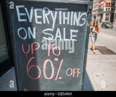 Les magasins de vêtements annoncer leurs ventes du 4 juillet à New York, le lundi 4 juillet 2016. (© Richard B. Levine) Banque D'Images