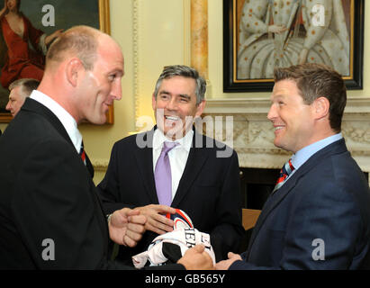 Le Premier ministre Gordon Brown aime une blague avec Lawrence Dallaglio (à gauche) et Scott Gibbs, lors d'une réception à Downing Street pour les joueurs de rugby internationaux qui participent au match de charité « Help for Heroes » à Twickenham ce samedi. Banque D'Images
