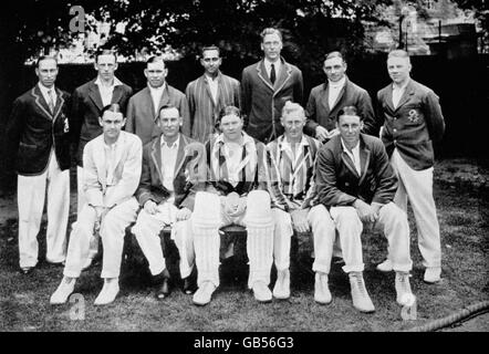 Groupe d'équipe d'Angleterre : (à l'arrière, l-r) Andy Sandham, Walter Robins, Patsy Hendren, KS Duleepsinhji, Frank Woolley, Wally Hammond, George Duckworth ; (première rangée, l-r) Gubby Allen, Jack Hobbs, Percy Chapman, Jack White, Maurice Tate Banque D'Images