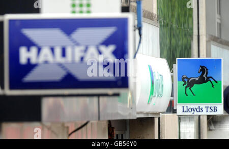 Fusion possible entre Lloyds TSB et HBOS.La banque du BST Halifax et Lloyds signe le Strand à Londres. Banque D'Images