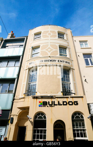 Le Bulldog pub dans le quartier Gay de Brighton, Kemp Town, East Sussex, England, UK Banque D'Images