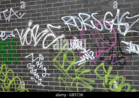 Des tags sur un mur de brique à Londres Banque D'Images