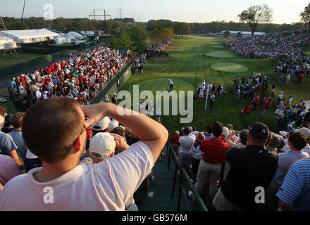 Golf - 37e Ryder Cup - Etats-Unis / Europe - première journée - Valhalla Golf Club.Phil Mickelson, des États-Unis, prend son premier tir sur le 1er trou lors des Foursomes le premier jour au Valhalla Golf Club, Louisville, États-Unis. Banque D'Images