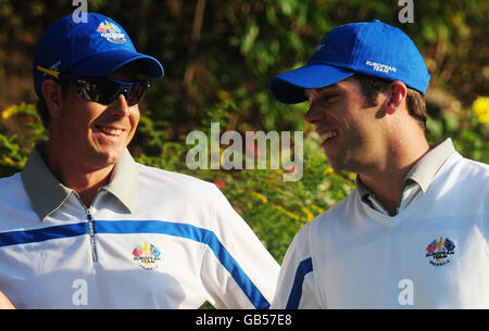 Henrik Stenson et Paul Casey (à droite), en Europe, sont tous souriants lors des Foursomes le premier jour au Valhalla Golf Club, Louisville, États-Unis. Banque D'Images