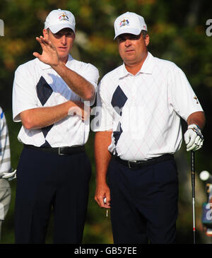 Jim Furyk, des États-Unis, parle avec Kenny Perry (à droite) lors du premier jour des Foursomes au Valhalla Golf Club, Louisville, États-Unis. Banque D'Images