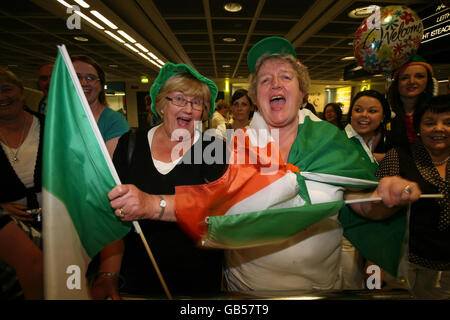 Deirdre Harbison et Anna Harbison Egan, de Drogheda, attendent que l'équipe paralympique primée de l'Irlande se retouche à l'aéroport de Dublin ce soir. Banque D'Images