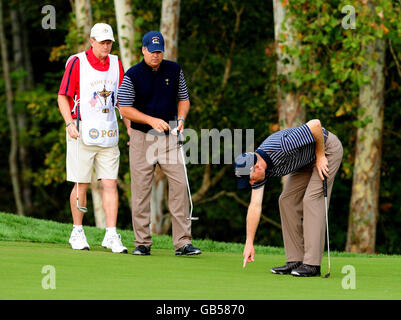 Jim Furyk (à droite) des États-Unis et Kenny Perry pendant les Foursomes le deuxième jour au Valhalla Golf Club, Louisville, États-Unis. Banque D'Images