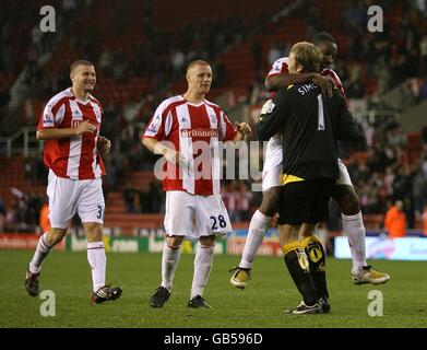 Le gardien de la ville de Stoke, Steve Simonsen, célèbre la victoire du tir de pénalité contre Reading avec les coéquipiers Vincent Pericard, Andy Wilkinson et Carl Dickinson Banque D'Images