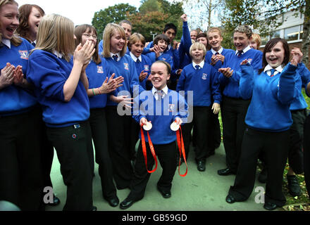 Eleanor Simmonds, nageuse paralympique, la plus jeune médaillée d'or paralympique de Grande-Bretagne, est accueillie par ses camarades de classe lorsqu'elle retourne à l'école Olchfa à Swansea. Banque D'Images