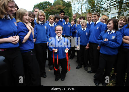 Eleanor Simmonds, nageuse paralympique, la plus jeune médaillée d'or paralympique de Grande-Bretagne, est accueillie par ses camarades de classe lorsqu'elle retourne à l'école Olchfa à Swansea. Banque D'Images