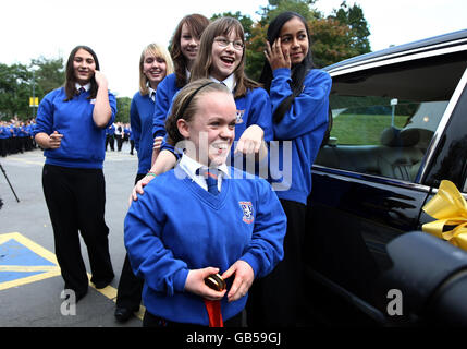 Eleanor Simmonds, nageuse paralympique, la plus jeune médaillée d'or paralympique de Grande-Bretagne, est accueillie par ses camarades de classe lorsqu'elle retourne à l'école Olchfa à Swansea. Banque D'Images