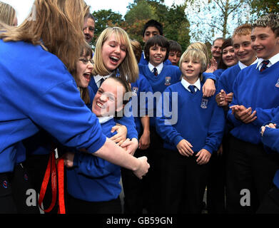 Eleanor Simmonds, nageuse paralympique, la plus jeune médaillée d'or paralympique de Grande-Bretagne, est accueillie par ses camarades de classe lorsqu'elle retourne à l'école Olchfa à Swansea. Banque D'Images