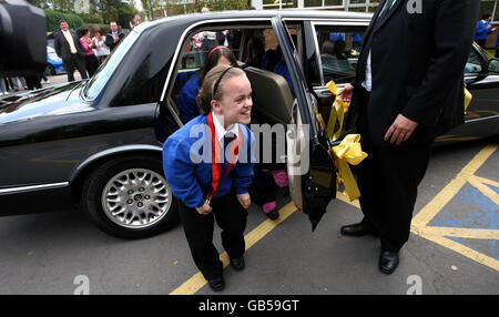 Le nageur paralympique Eleanor Simmonds, le plus jeune médaillé d'or paralympique de Grande-Bretagne, revient à l'école Olchfa de Swansea en voiture avec chauffeur. Banque D'Images