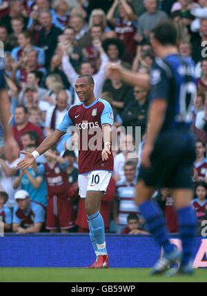 Football - Barclays Premier League - Aston Villa / Sunderland - Villa Park. John Carew de Aston Villa célèbre son objectif Banque D'Images