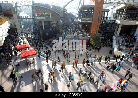 Une vue générale des acheteurs le premier week-end de commerce à Cabot Circus, le nouveau complexe commercial dans le centre de Bristol. Banque D'Images