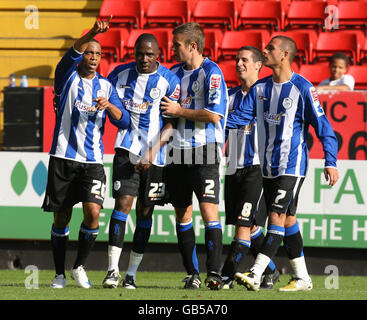 Les joueurs de Sheffield Wednesday célèbrent leur premier but marqué par Wade Small (à gauche, pointage) lors du match du championnat de football Coca-Cola à la Valley, Londres. Banque D'Images