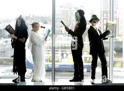 (De gauche à droite) Emma Reid, Lauren Moore, Tracey Nsiete et Samuel McCann de l'école Griffen Valley Educate Together lors du lancement de la foire du livre pour enfants 2008 à Liberty Hall à Dublin. Banque D'Images