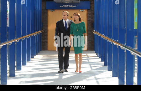 Le chef du Parti conservateur David Cameron, accompagné de son épouse Samantha, arrive pour prononcer son discours principal à la conférence du Parti conservateur à Birmingham. Banque D'Images