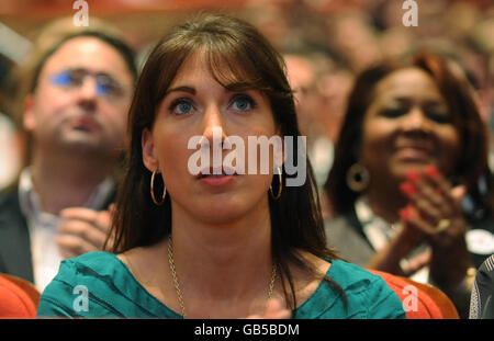 Samantha Cameron regarde son mari, le chef du Parti conservateur David Cameron, prononcer son discours d'ouverture à la conférence du Parti conservateur à Birmingham. Banque D'Images