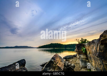 Un incroyable coucher du soleil sur le lac de la grotte Exécuter Daniel Boone National Forest. Capturé à Windy Bay Fishing Point. Banque D'Images