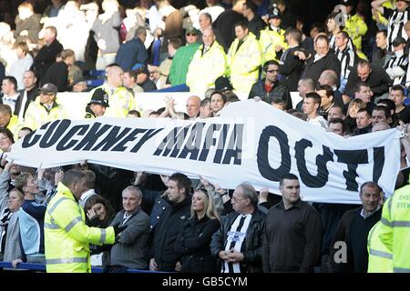 Football - Barclays Premier League - Everton / Newcastle United - Goodison Park.Les fans de Newcastle United affichent une bannière dans les stands de Goodison Park Banque D'Images