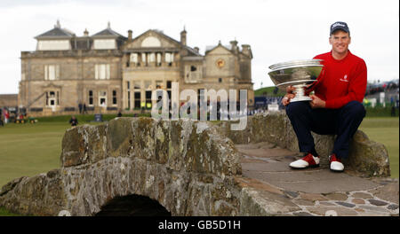 Robert Karlsson avec son trophée après avoir remporté le championnat Alfred Dunhill Links au parcours de golf de St Andrews, Fife. Banque D'Images