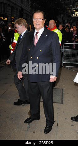 Sir Roger Moore arrive à l'histoire de James Bond : hommage à Ian Fleming au Palladium Theatre, Londres. Banque D'Images