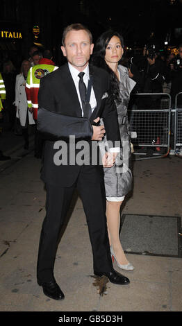 Daniel Craig (à gauche) et Satsuki Mitchell arrivent à l'histoire de James Bond : un hommage à Ian Fleming qui s'est tenu au Palladium Theatre de Londres. Banque D'Images