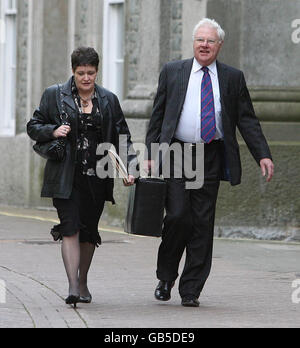 Le coroner Dewi Pritchard Jones arrive à l'enquête de Michael Todd, l'ancien chef de police du Grand Manchester. Banque D'Images