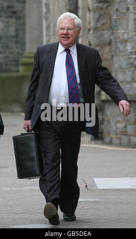 Le coroner Dewi Pritchard Jones arrive à l'enquête de Michael Todd, l'ancien chef de police du Grand Manchester. Banque D'Images