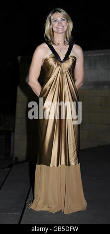 Sarah Webb, médaillée d'or, lors du bal d'or de l'Association olympique britannique au Musée d'histoire naturelle de Londres. Banque D'Images