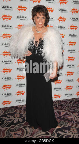 Esther Rantzen arrive pour le bal strictement Childline, tenu au Park Lane Hotel, Londres. Banque D'Images