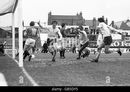 Graham Roberts, de Tottenham Hotspur, célèbre le premier but du jeu. Les coéquipiers Garth Crooks (deuxième à droite) et Paul Miller (r) célèbrent avec lui. Peter Hatch (11) et le gardien de but Len Bond (c) de la ville d'Exeter se sont abattus. Banque D'Images