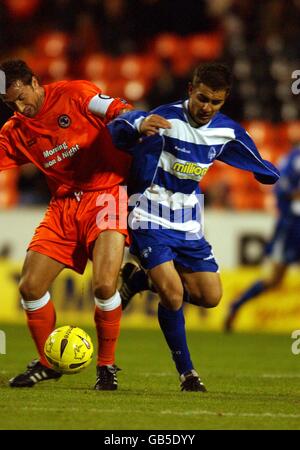 Derek McInnes, de Dundee United, lutte pour le bal avec Peter Weatherston de Morton Banque D'Images