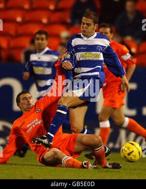 Charlie Miller, de Dundee United, s'attaque à Mario Maisano de Morton Banque D'Images