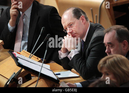 John Swinney, secrétaire du Cabinet écossais aux Finances et à la croissance durable (à gauche), et Alex Salmond, premier ministre écossais (à droite), se penchée sur les questions qui se posent au sujet de l'économie écossaise pendant l'heure des questions du Premier ministre, au Parlement écossais, à Édimbourg. Banque D'Images