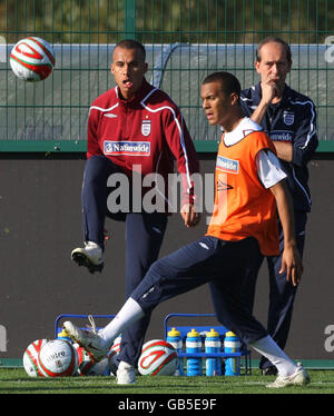 Angleterre sous 21 Gabriel Agbonlahor (à gauche) et Ryan Bertrand (à droite) lors d'une session d'entraînement au terrain d'entraînement de la santé de Bodymoor, Birmingham. Banque D'Images