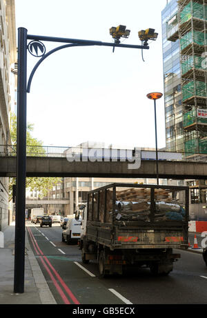 Deux RADARS DE LA City de Londres, qui sont utilisés pour mesurer la vitesse moyenne d'un automobiliste entre deux points. Banque D'Images