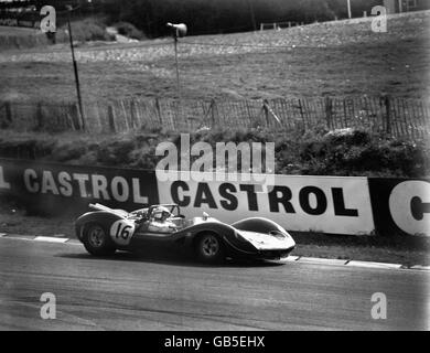 Courses automobiles - Brands Hatch. Course de John Surtees. Banque D'Images