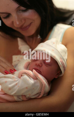 Policier offre baby Banque D'Images