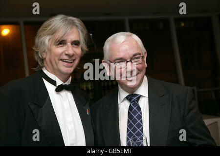 Le réalisateur Terence Davies (à droite) s'entretient avec Phil Redmond lors de la première de Liverpool de son film du temps et de la ville au Liverpool Philharmonic Hall. Banque D'Images