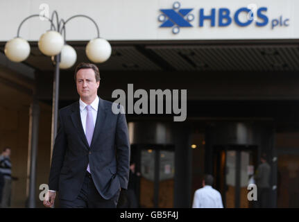 Crise économique.Le chef du Parti conservateur David Cameron quitte l'édifice HBOS à Halifax après avoir rencontré des travailleurs. Banque D'Images